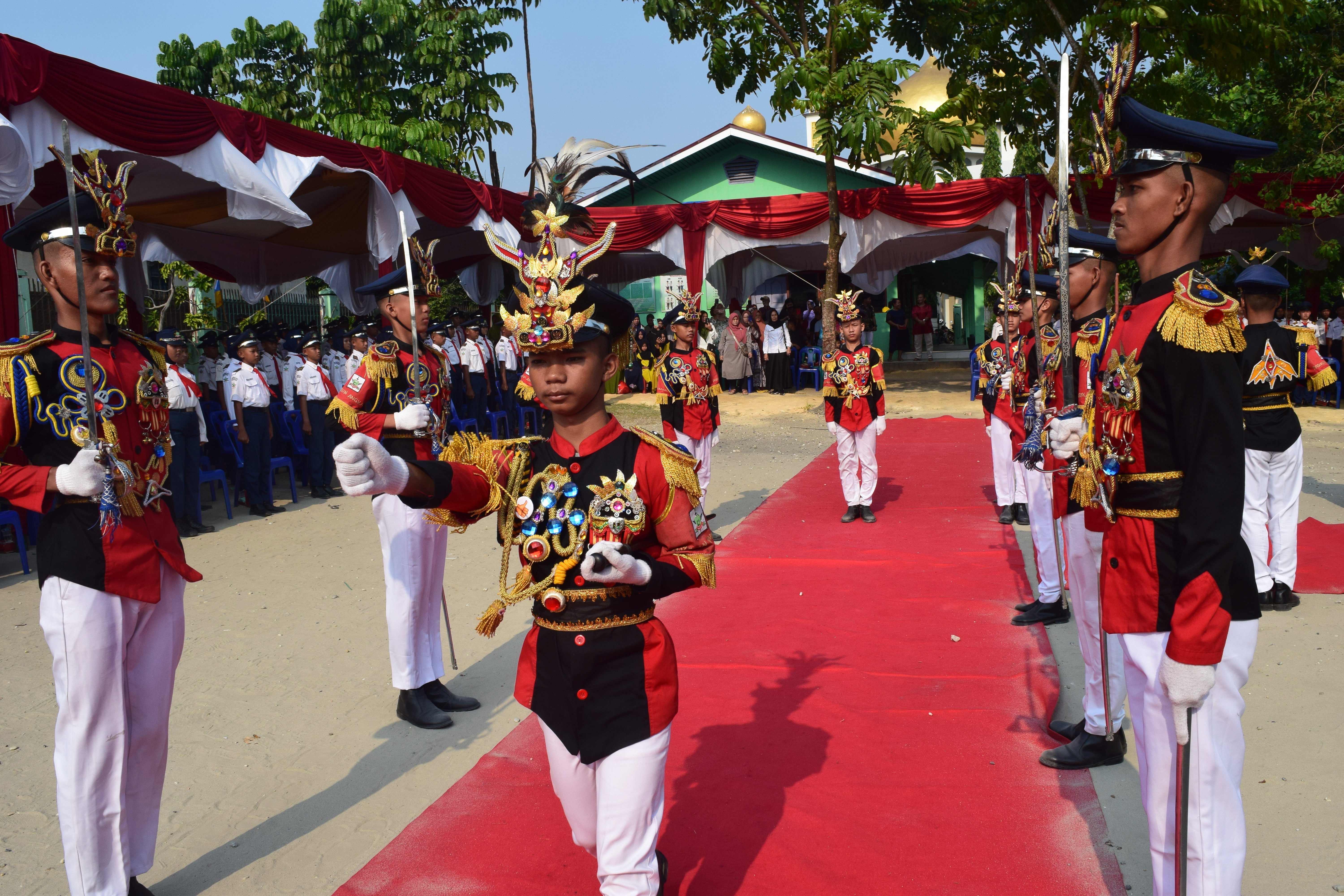 Prosesi Pedang Pora pada Pengukuhan dan Pembaretan SMP Taruna Sakti Pekanbaru